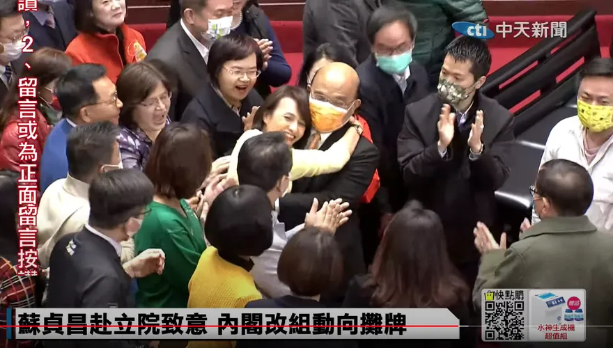 影/綠委搶和蘇貞昌拍畢業照　邱議瑩獻熱情擁抱
