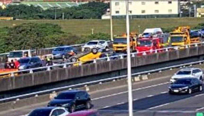 快訊/國1南下31km傳「6車追撞」！計程車翻覆一度回堵10公里　2人送醫急救