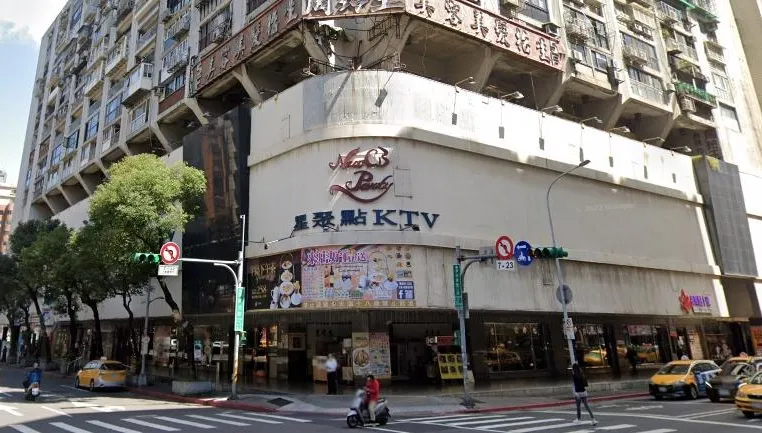 超收客人？知名ktv被爆預訂3小時歡唱專案　竟讓顧客等近1小時才能進場　「點餐等2小時都沒上」