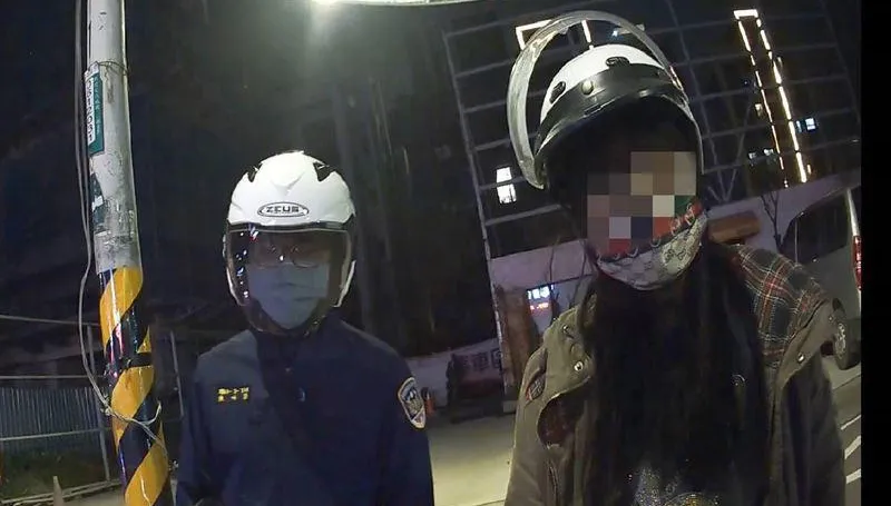 53歲阿姨裝年輕！謊報18歲女兒個資遭識破　警看照片驚「差這麼多」
