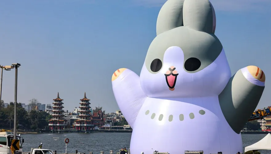 影/萌爆！18公尺高「ㄇㄚˊ幾兔」登高雄燈會　全台最大主燈超療癒