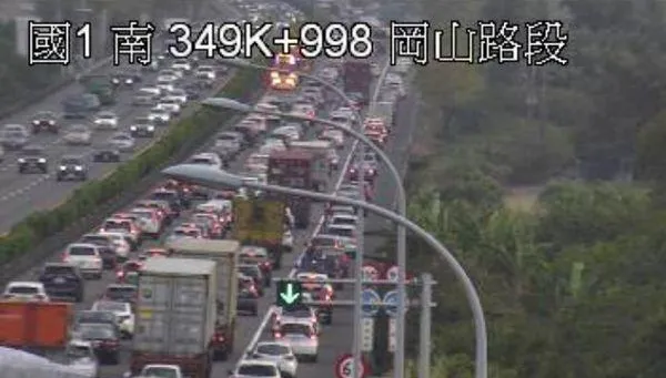 快訊/多輛自小客車傳追撞！國1南下岡山段車禍占車道　回堵5K塞爆