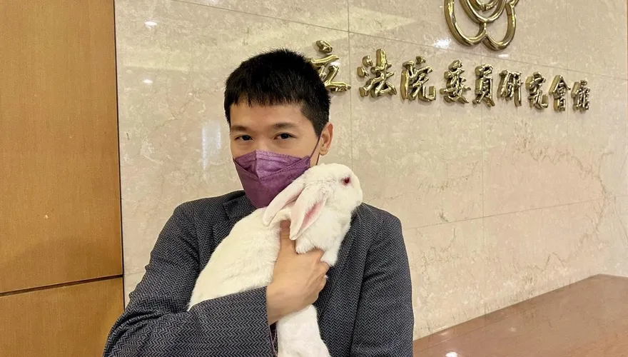 蘇貞昌請辭臉書一片暖！何志偉聲援慘遭出征「民進黨會被內奸搞倒」