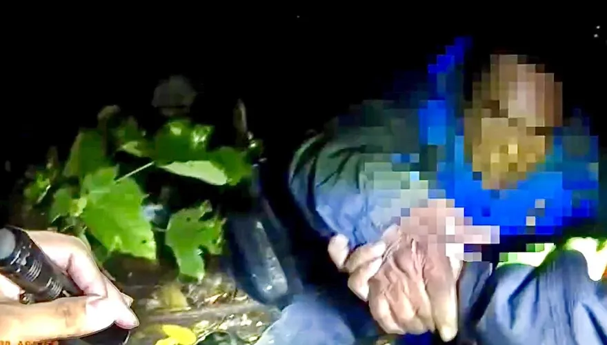 即刻救援！失智翁騎車跌摔困山區險失溫　警冒雨搜尋3小時迅速救人