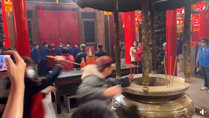 影/停辦兩年復辦！大甲鎮瀾宮「頭香哥」又是他　已三度抱走頭香