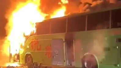 影/初一國道爆死亡車禍！統聯撞轎車　2車陷火海…「運將、女乘客」淪焦屍
