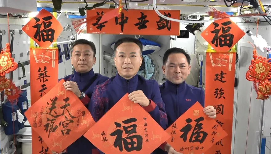 請查收來自太空的祝福！大陸神舟十五號太空人揮毫寫春聯　玉兔二號傳送月球照賀年