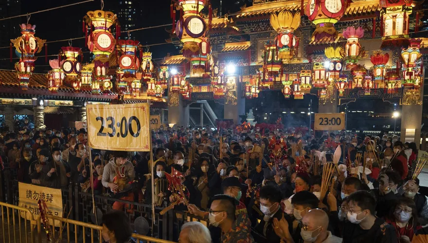 影/疫情停辦2年　香港黃大仙祠「上頭香」復辦香客從除夕中午排到半夜