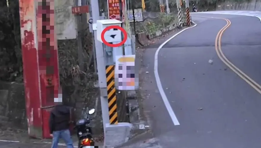 影/台中男不滿超速被拍   掉頭折返「拿石塊砸照相桿」    下場GG了