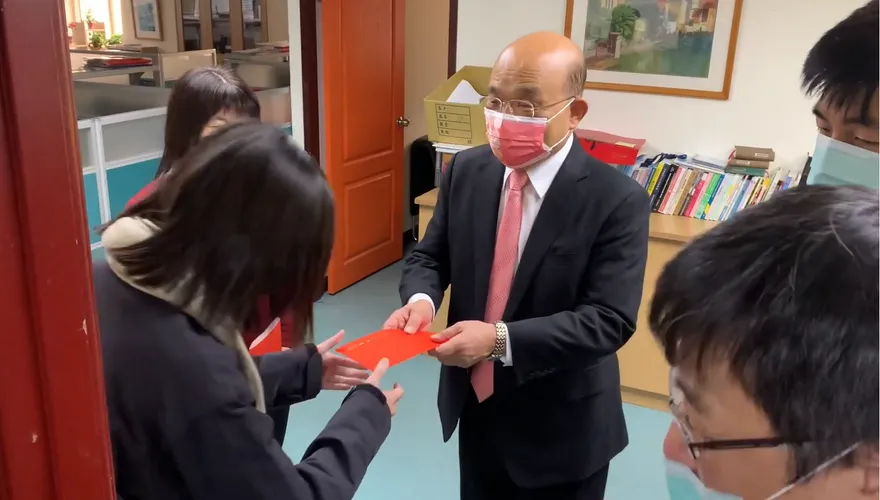 要不要下台？蘇貞昌發紅包「火速PO出影片」　搖擺巡視行政院