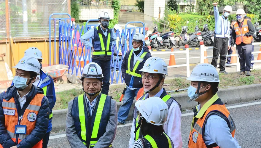 川伯「初一上工」視察果菜市場！網大讚李四川「蔣萬安現身留言」