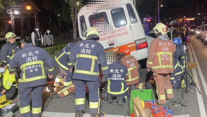 快訊/公車失控衝對向車道撞翻汽機車　機車騎士受困車底多處骨折送醫