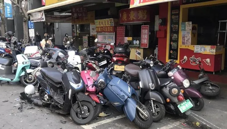 影/台中男駕車失控撞16輛機車！波及1人受傷…他稱「暈眩」肇事