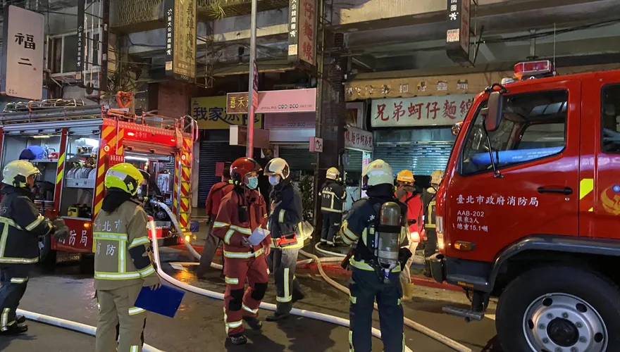 快訊/台北汀洲路公寓火警！22輛消防車56名警消馳援搶救