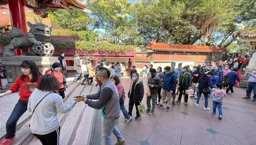 怕開除？高嘉瑜發紅包「大排長龍」太驚人！網：人氣高過選總統的