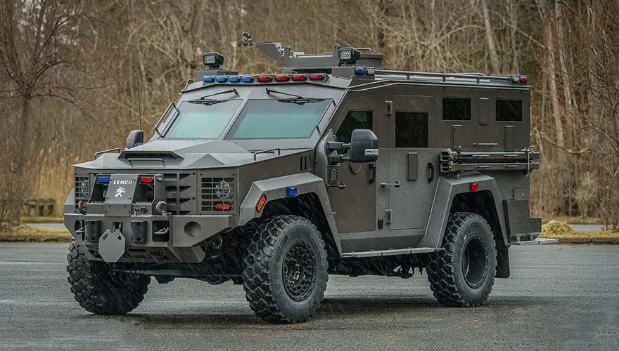 高規格迎戰槍手！加州槍擊案警方出動熊貓裝甲車逮人　擋槍效果好台灣有同款
