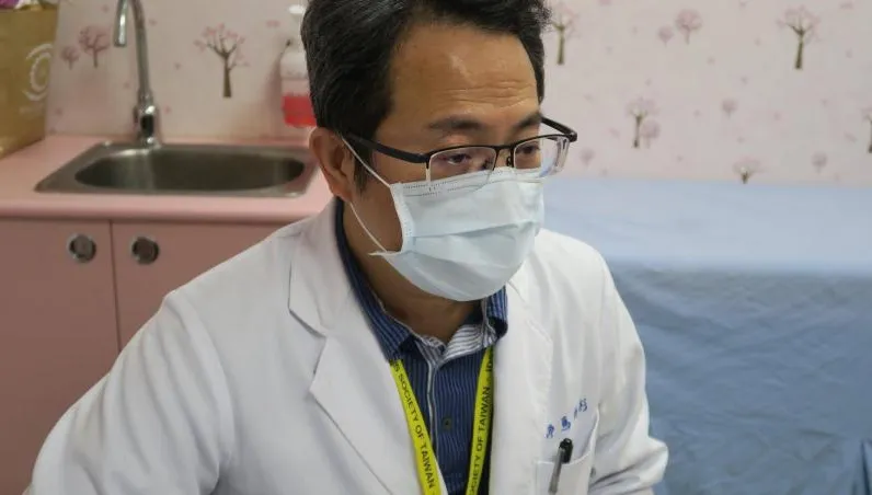 RSV大流行！女童發燒5天「支氣管肺炎」住院　兒科醫警出現「2症狀」快就醫