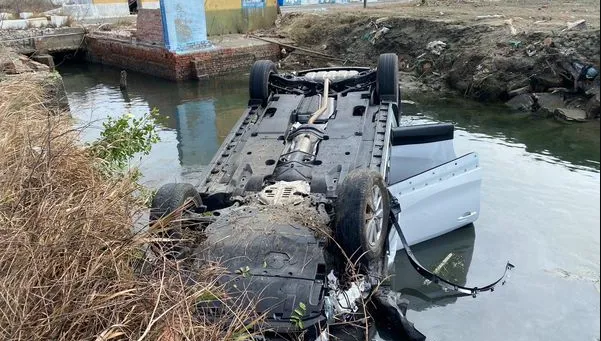快訊/初二台南離奇車禍！車子四腳朝天落水　6傷送醫急救