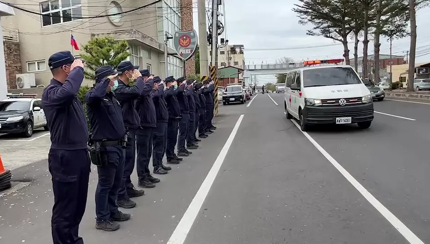 影/彰化警遭毒駕男追撞殉職！同事列隊淚別「一路好走」　警政署長黃明昭：遺憾不捨