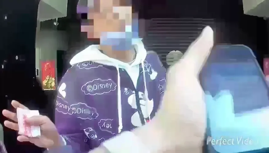 影/年初一就想做無本生意？警取締違規擺攤　赫見貨品竟全是偷來的