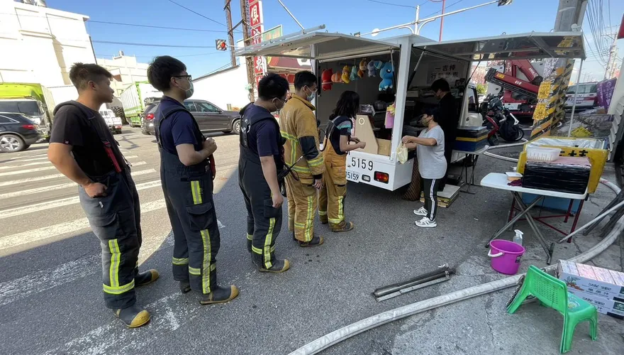 影/年初一暖心餐車餵飽打火弟兄！彰縣汽車修配廠大火　餐車業者及時救援五臟廟