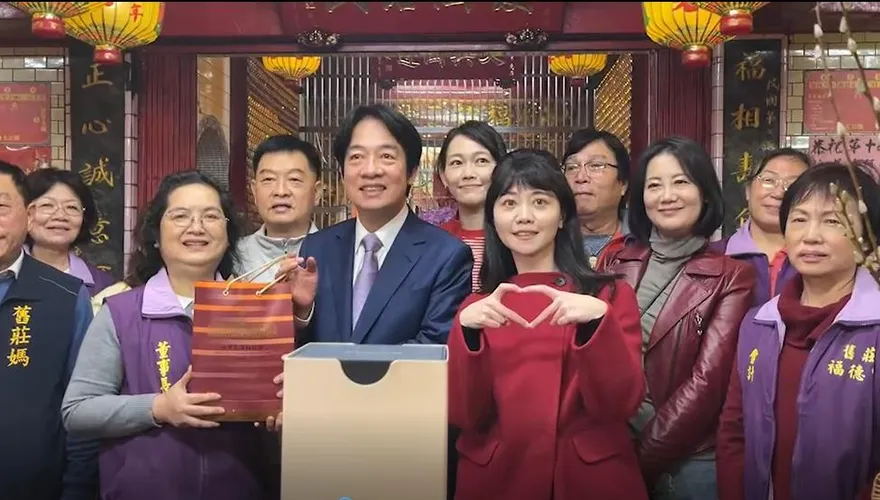 影/爭寵賴清德！高嘉瑜小跑步手貼上去　吳欣岱默默緊跟「被問候超開心」