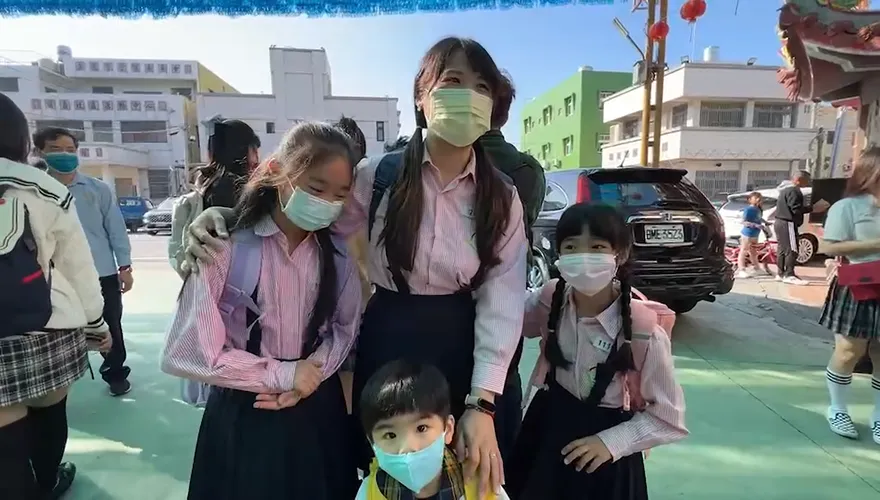 影/初二回娘家大玩「制服趴」！　男女老少同演「翻牆翹課」複刻青春