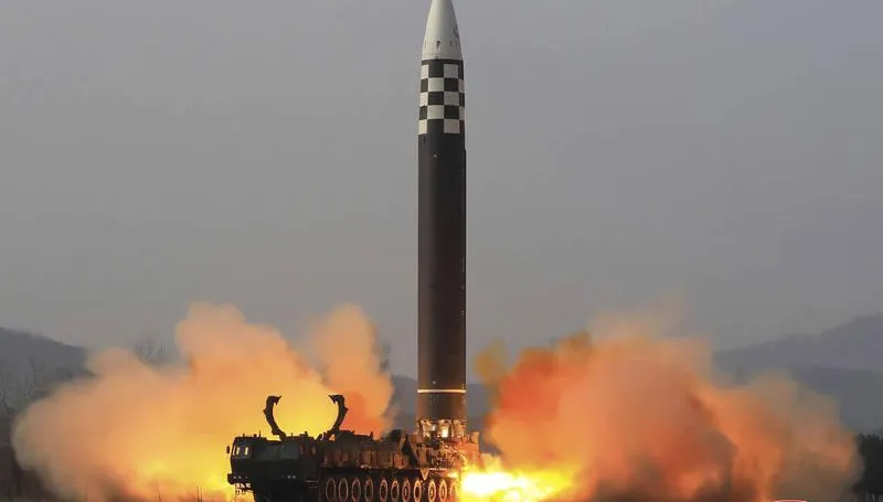 將正式亮相？北韓機場衛星影像現不明物體　美媒：疑為最新型洲際導彈「火星-17」