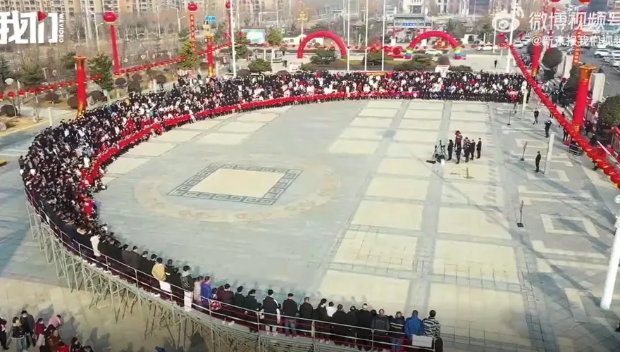 影/2000人「擠」同框！山東一村莊拍攝全家福超壯觀　網友敲碗：照片洗出來得多大？