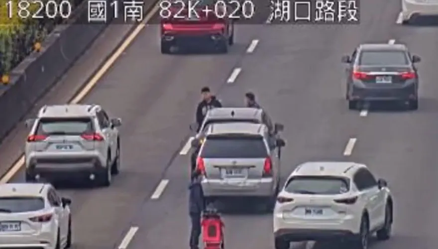 快訊/國1南向2車追撞　後車駕駛竟拿嬰兒推車當警示牌　「僅隔10公尺」險擴大成多車連環撞