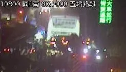 快訊/國1客運「拋錨被追撞」！2人慘受困　警消緊急救援中