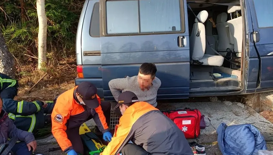 失控撞上電線桿！澎湖白沙9人座廂型車出車禍　一車老小癱坐在地待救援