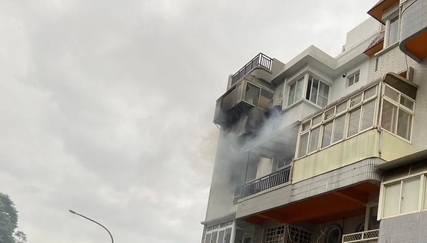 快訊/新店新坡一街民宅傳火警！疑電視櫃起火竄黑煙　警消及時救出2人