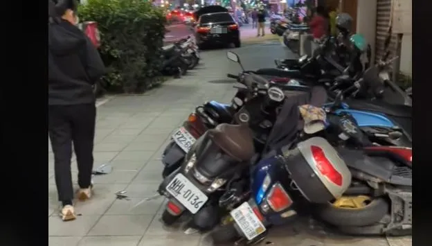 影/移動式神主牌驚悚衝人行道！整排機車猶如「保齡球全倒」　疑當事人回應了