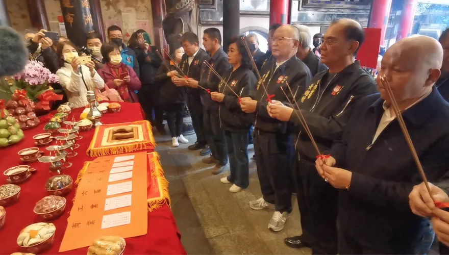 影/「媽祖很歡喜！」　嘉義新港奉天宮抽國運「中上籤」　疫情快結束、人民平安