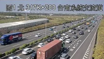 快訊／阿伯「初四」了！國道1號北上310k「3車追撞」　車流回堵4公里