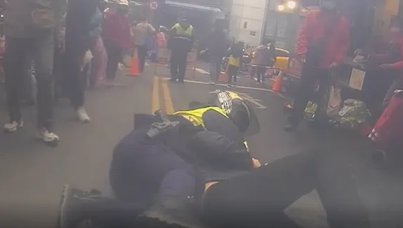影/秒撲倒片曝光！逃逸移工化身剪綹仔　淡水警市場壓制2扒手