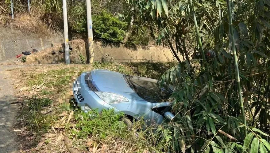 台中農民開車巡田水！不慎連人帶車滑落邊坡　2傷送醫