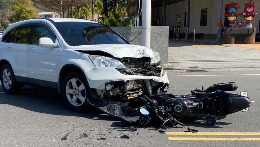 苗栗台3線機車與轎車對撞　騎士命大腳趾骨折送醫