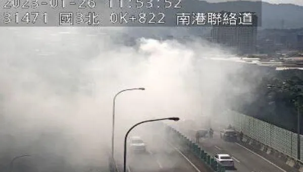 快訊/國3南港聯絡道「驚傳火燒車」！1家4口驚險脫困　車流回堵慘況曝