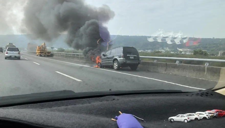 快訊/國3南向草屯路段驚悚「火燒車」！濃煙密布畫面曝光