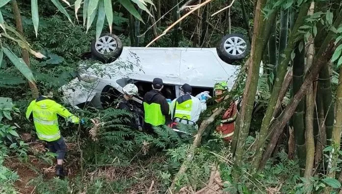 快訊/救援片直擊！年初五出遊三峽東眼山　車翻10米深山谷釀5傷