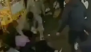 影/士林夜市「初四」了！攤商不滿鄰攤排隊擋生意　火爆互嗆變拳腳定輸贏