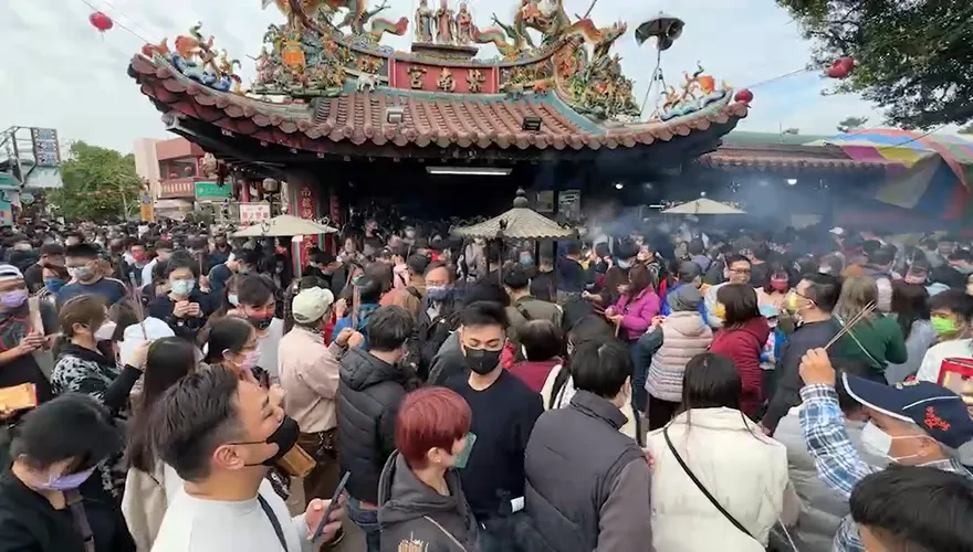 影/全台最誇張！紫南宮香火鼎盛　信徒擠爆汽車從廟門口排到交流道