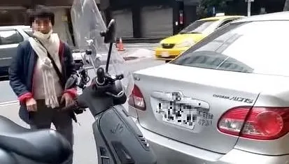 影/空間管理大師？大媽竟把停車格內黃牌重機移開　硬塞愛車「停一起」