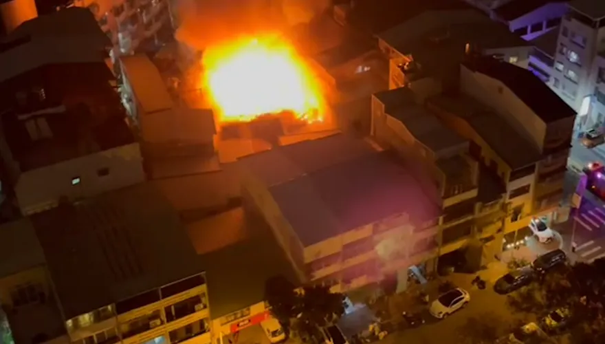 快訊/台中民宅大火！火勢凶猛「夜空遭染紅」　警消救出3人其中1人無生命跡象