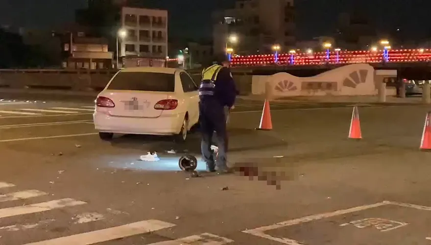 影/台中凌晨死亡車禍！機車擦撞左轉車　騎士送醫不治