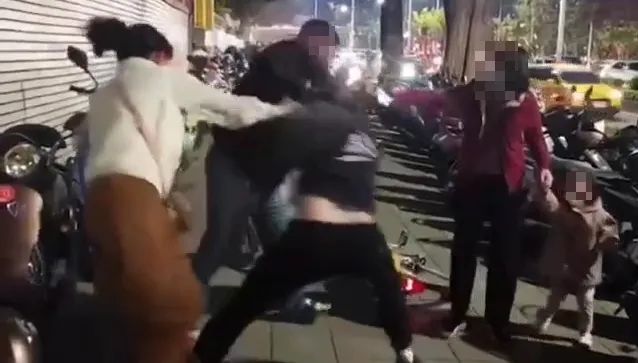 Ubike騎上人行道引糾紛！騎士行人互毆…警方這樣說