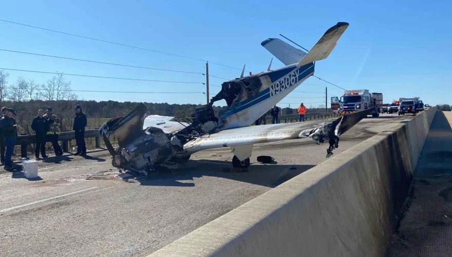 影/美國小飛機迫降高速公路撞上貨車車頂　超驚險第一手畫面曝光！