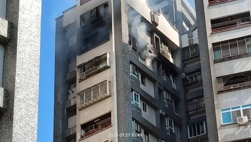 快訊/台南17F大樓起火！濃煙「從窗狂冒」…2人嗆傷獲救